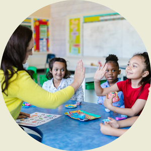 Parent volunteering in the classroom with young kids